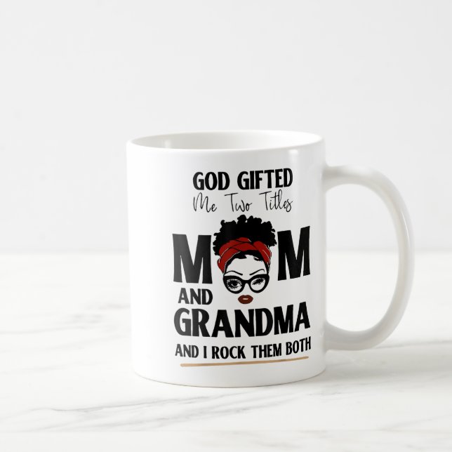 Taza De Café God Gifted Me Two Titles Mom And Grandma And I Roc (Derecha)