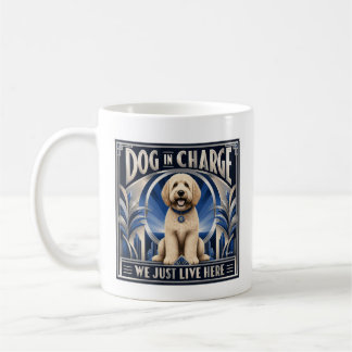 Taza de café Golden Doodle dirige la casa - Taza