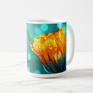 Taza De Café Golden Marigold en Bokeh Verde azulado