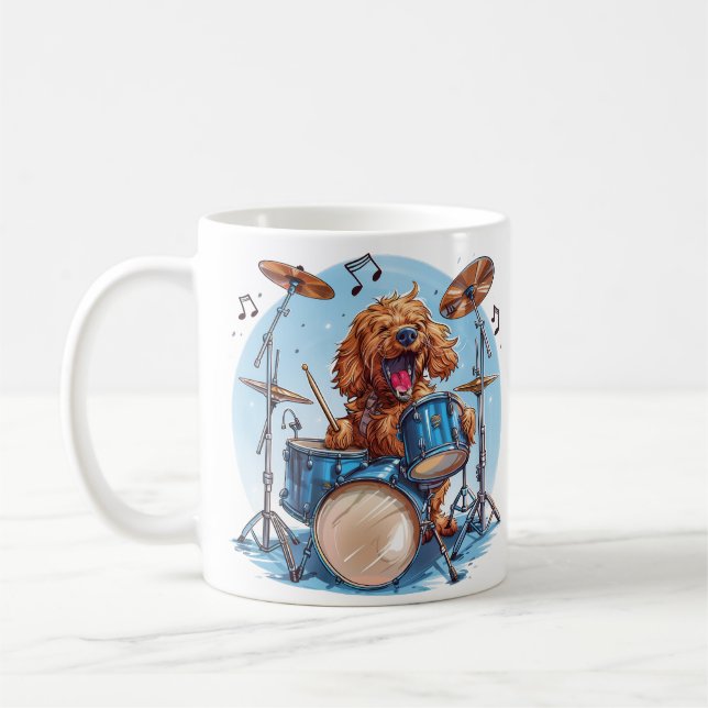 Taza De Café Goldendoodle Dog Playing Drums (Izquierda)
