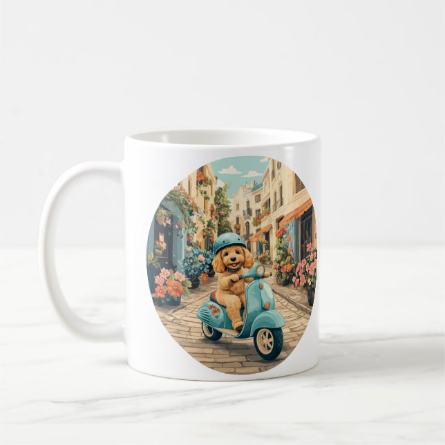 Taza De Café Goldendoodle Dog Riding Scooter European Streets (Izquierda)