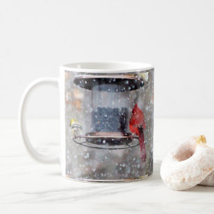 Taza De Café Goldfinch y el cardenal en Feeder