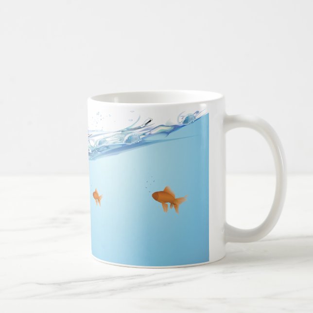 Taza De Café Goldfish debajo del acuario del agua (Derecha)