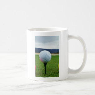 Taza De Café Golf Ball en un campo de golf de montaña