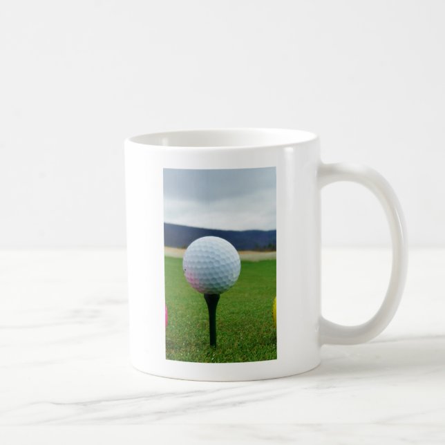 Taza De Café Golf Ball en un campo de golf de montaña (Derecha)