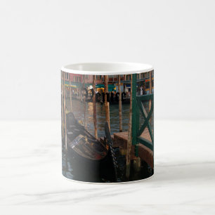 Taza De Café Gondola amarrado en Canal, Venecia Italia, Mug