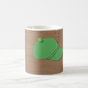 Taza De Café Gorra verde sobre madera de bambú