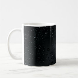 Taza De Café gotas de agua en ventana negra 