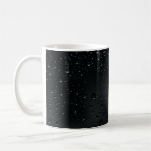 Taza De Café gotas de agua en ventana negra 