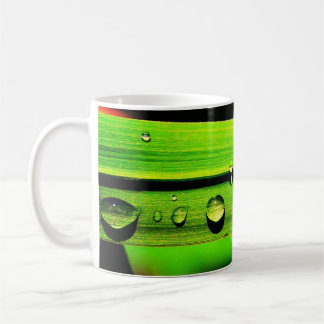 Taza De Café Gotitas de lluvia en la hierba