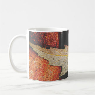 Taza De Café Gotitas de lluvia en una hoja