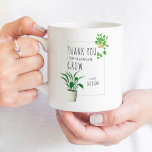 Taza De Café Gracias por ayudarme a cultivar plantas<br><div class="desc">¡Trampa de café personalizada para tu profesor favorito! Este moderno diseño cuenta con una planta de la casa colgante y una maceta en acuarela con tipografía de tipografía de tipografía delgada. El texto dice "gracias por ayudarme a crecer" y está listo para que usted lo personalize. Por favor, busca en...</div>