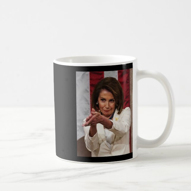 Taza De Café Graciosa Nancy Pelosi resalta el meme contra Trump (Derecha)