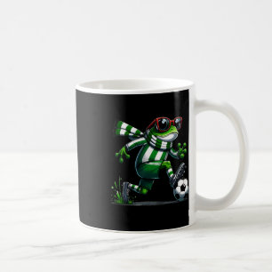 Taza De Café Graciosa rana de fútbol de rana de animal jugando 
