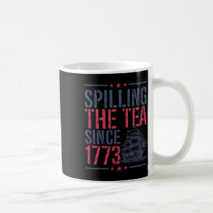 Taza De Café Gracioso 4 De Julio Derramando El Té Desde 1773 Am