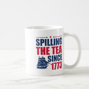 Taza De Café Gracioso 4 De Julio Derramando El Té Desde 1773 Cu
