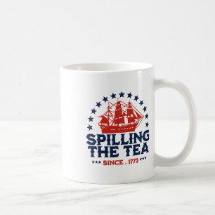Taza De Café Gracioso 4 De Julio Derramando El Té Desde 1773 Cu