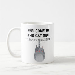 Taza De Café Gracioso Bienvenida Al Lado Del Gato