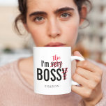 Taza De Café Gracioso Bossy Boss<br><div class="desc">Hilarante tazón de café de oficina del jefe con la graciosa frase "Soy muy BOSSY",  pero con el 'muy' y 'y' tachados y reemplazados con 'el',  más el nombre de sus jefes.</div>