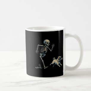 Taza De Café Gracioso esqueleto persiguiendo a pug halloween pe