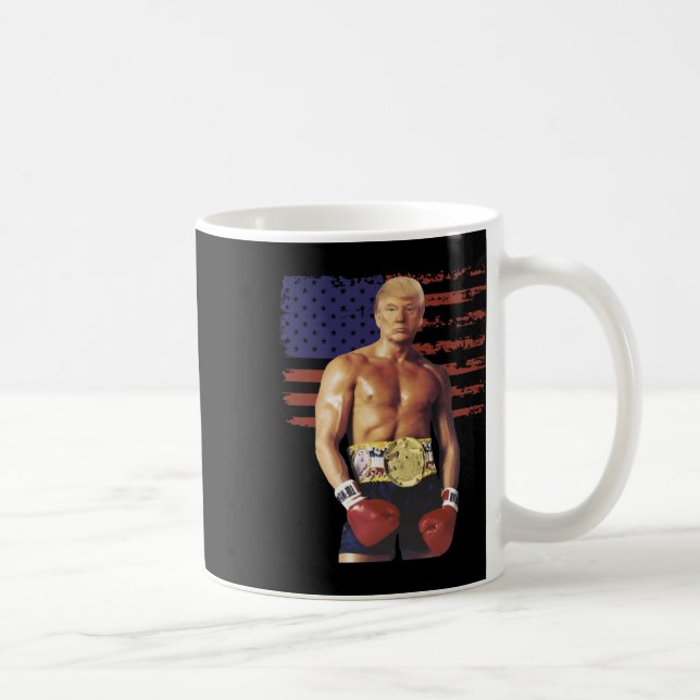 Taza De Café Gracioso meme de boxeo en Trump con rock en boxead (Derecha)