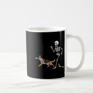 Taza De Café Gracioso Pastor Alemán De Halloween Y Skeleton