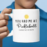 Taza De Café Gracioso regalo de jugador de pelota de futbol, me<br><div class="desc">El regalo perfecto para tu amigo de pickleball,  socio del torneo,  entrenador o cualquier persona que ame el pickleball. El diseño divertido presenta una tipografía que dice "Me tenías en Pickleball". Personaliza con cualquier nombre y texto. Hace un regalo increíble para cualquier amante del pickleball.</div>
