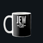 Taza De Café Gracioso regalo judío para el Barco Mitzvah o Hanu<br><div class="desc">Este regalo judío es gracioso para cualquiera que sea sólo un pequeño judío o tal vez mitad judío. Pueden usar esto alrededor de Hanukkah o Navidades como un chiste gracioso mientras que todos los demás tienen un desagradable suéter Navidad. Este gracioso regalo judío dice Jew Ish con flechas que apuntan...</div>