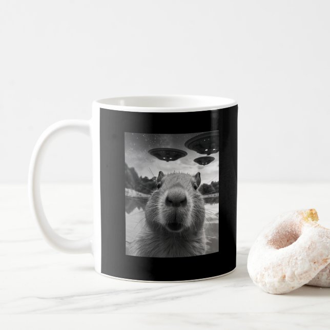 Taza De Café Gracioso Selfie de Capibara con OVNI raros (Con donut)