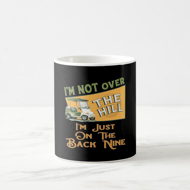 Taza De Café Gracioso Sobre El Carro De Golf Hill Golfer (Centro)