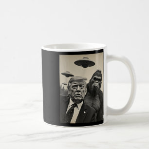 Taza De Café Gracioso Trump Bigfoot Selfie Con Alienígena Extra
