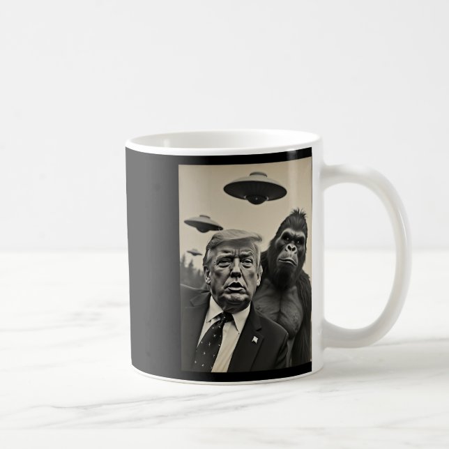 Taza De Café Gracioso Trump Bigfoot Selfie Con Alienígena Extra (Derecha)