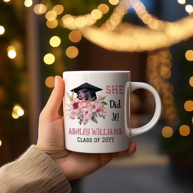 Taza De Café Grad Cap y Pink Florals lo hizo ("SHE Did It!" Pink Floral Bouquet and Grad Cap Name and Class Year Graduation Keepsake Coffee Mug)