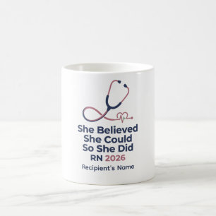 Taza De Café Graduación de Enfermería RN 2026 Ella Creyó