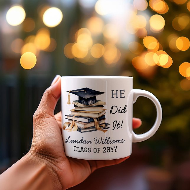 Taza De Café Graduación de Grad Cap y Books Lo hizo ("HE Did It!"  Grad Cap and Books Name and Class Year Graduation Keepsake Coffee Mug)