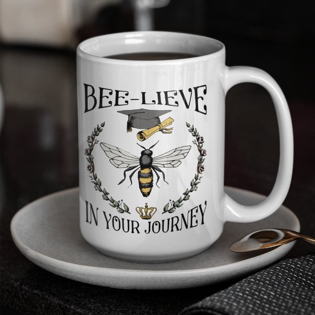 Taza De Café Graduación de vida de abeja en tu carrera de posgr (Bee-lieve in Your Journey Queen Bee, crown, Grad Cap, Gown.
Custom Grad Photo & Class of 2024 (15oz))