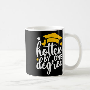 Taza De Café Graduación Graduada Gratuita De Un Grado Más Recie