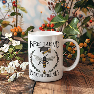 Taza De Café Graduado de secundaria en abeja en tu juerga de vi