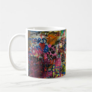 Taza De Café Graffiti multicolor en una pared de hormigón