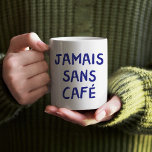 Taza De Café Gráfica divertida de citas de café de los jamaiqui<br><div class="desc">Comience el día con una sonrisa y un poco de estilo francés con esta taza de café "Jamais Sans Café", divertida y elegante. Perfecto para los amantes del café, esta taza presenta un diseño lúdico con la humorística cita francesa, que se traduce como "Nunca sin café". Ya sea que se...</div>