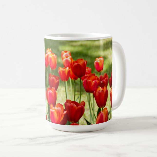 Taza De Café Gran campo de tulipanes rojos (Anverso derecho)