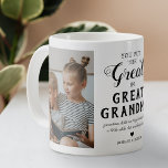 Taza De Café Gran familia de las abuelas Foto de café de dos to<br><div class="desc">La bisabuela moderna con una taza de fotos que muestra el lindo dicho "pones al tatarabuelo en la bisabuela",  dos fotos de los nietos,  un corazón,  sus nombres y la leyenda "las abuelas mantienen nuestras manos diminutas por un rato,  pero nuestros corazones por siempre".</div>