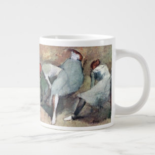 Taza De Café Grande Bailarinas atándose los zapatos por Edgar Degas