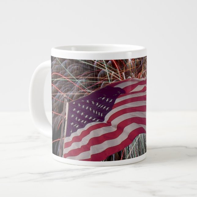 Taza De Café Grande Bandera estadounidense y fuegos artificiales (Izquierda)