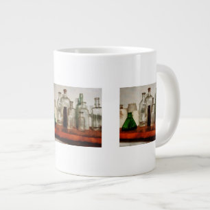 Taza De Café Grande Botellas de Medicamentos Altas y Bajas