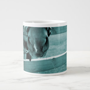 Taza De Café Grande bozal del caballo con el azul de la cerca del heno