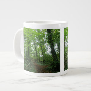 Taza De Café Grande Camino a través de la plataforma forestal verde