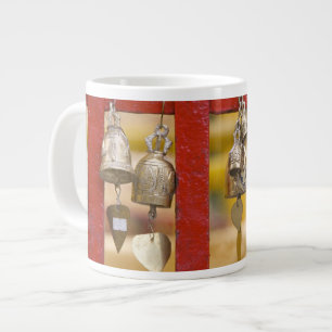 Taza De Café Grande Campanas budistas en el templo Doi Suthep
