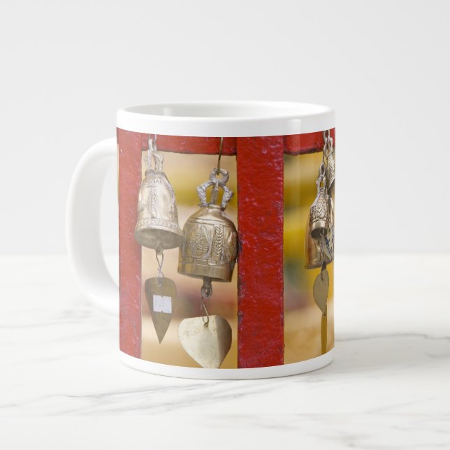 Taza De Café Grande Campanas budistas en el templo Doi Suthep (Izquierda)
