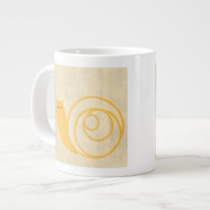 Taza De Café Grande Caracol amarillo en fondo crema